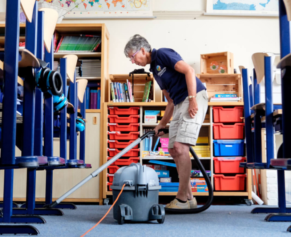 Medewerker met stofzuiger